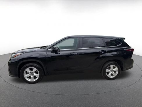 Used 2025 Toyota Highlander LE FWD image 9