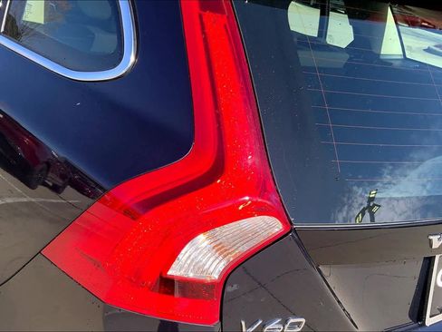 Used 2017 Volvo V60 T5 Platinum w/ Climate Package image 28