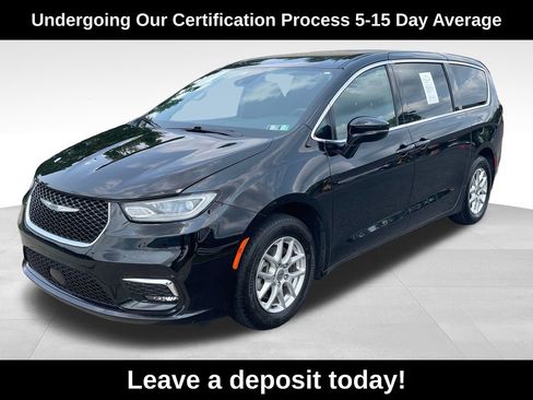Used 2024 Chrysler Pacifica Touring FWD image 1