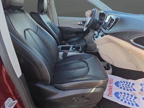 Used 2018 Chrysler Pacifica Limited image 33