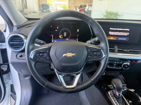 Used 2025 Chevrolet Trax LT w/ LT Convenience Package FWD image 28
