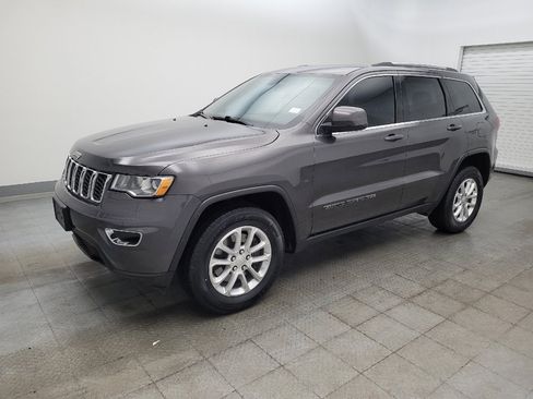 Used 2021 Jeep Grand Cherokee Laredo image 2