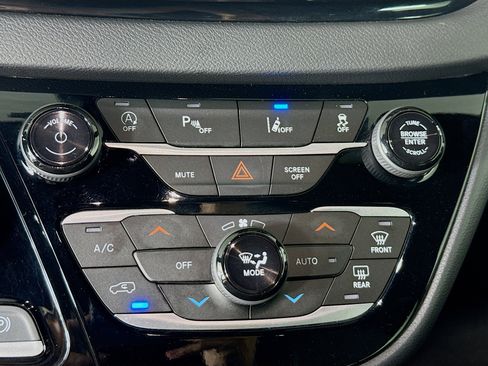 Used 2025 Chrysler Pacifica Select image 17