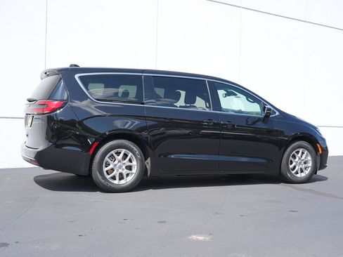 Used 2025 Chrysler Pacifica Select FWD image 2