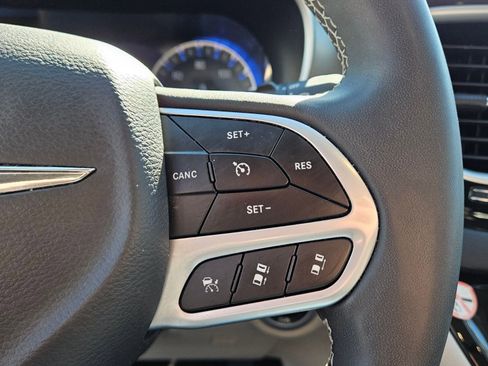 Used 2023 Chrysler Pacifica Touring-L FWD image 27