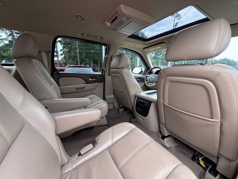 Used 2010 GMC Yukon XL SLT w/ SLT-2 Equipment Package AWD/4WD image 13