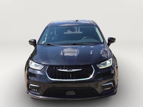 Used 2023 Chrysler Pacifica Touring-L FWD image 5