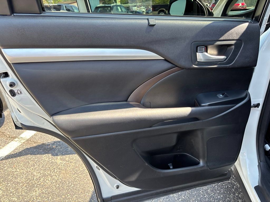 Used 2016 Toyota Highlander XLE FWD image 25