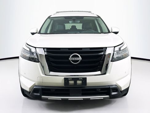 Used 2024 Nissan Pathfinder SL image 2