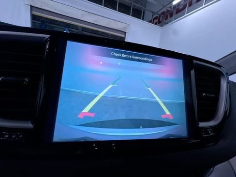 Used 2024 Chrysler Pacifica Touring-L image 27