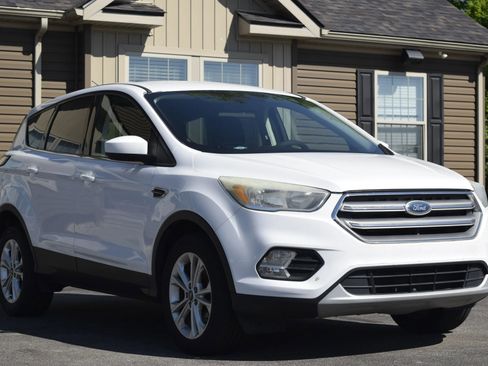 Used 2017 Ford Escape SE FWD image 4