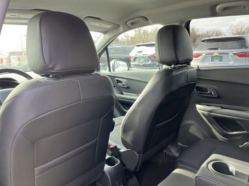 Used 2022 Chevrolet Trax LT w/ LT Convenience Package image 11