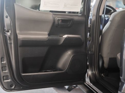 Used 2018 Toyota Tacoma SR5 AWD/4WD image 36