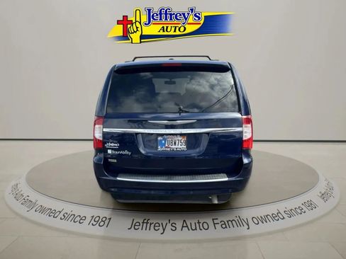 Used 2014 Chrysler Town & Country Touring image 5