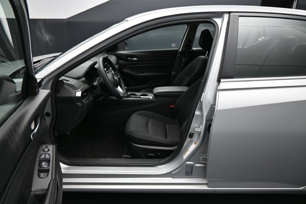 Used 2025 Nissan Altima 2.5 SV FWD image 9
