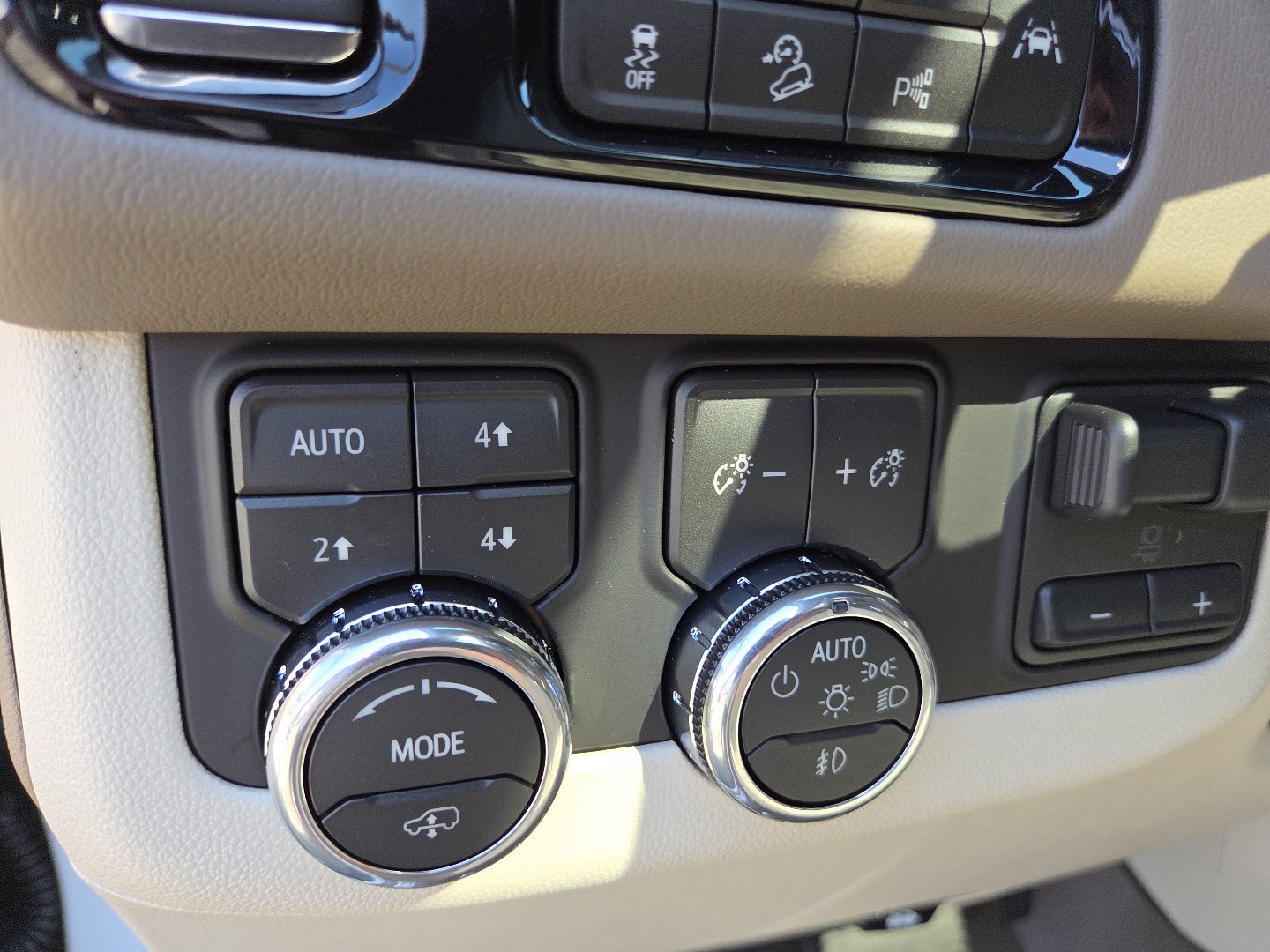 New 2026 GMC Yukon Denali w/ Denali Reserve Package AWD/4WD image 6