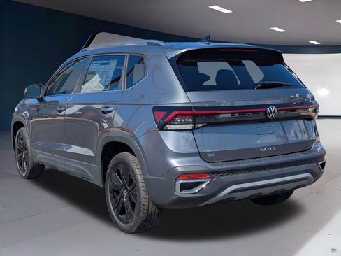 Used 2025 Volkswagen Taos SE w/ Panoramic Sunroof Package image 5