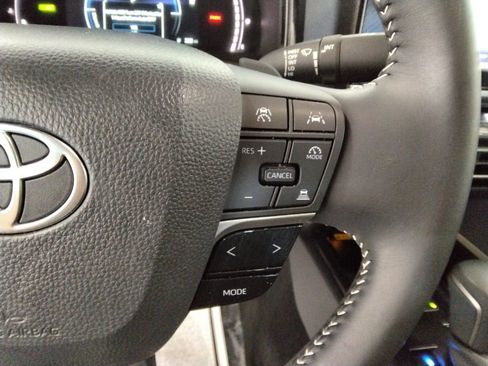 Used 2025 Toyota Camry SE image 14