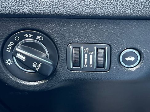 Used 2019 Chrysler 300 Limited RWD image 32