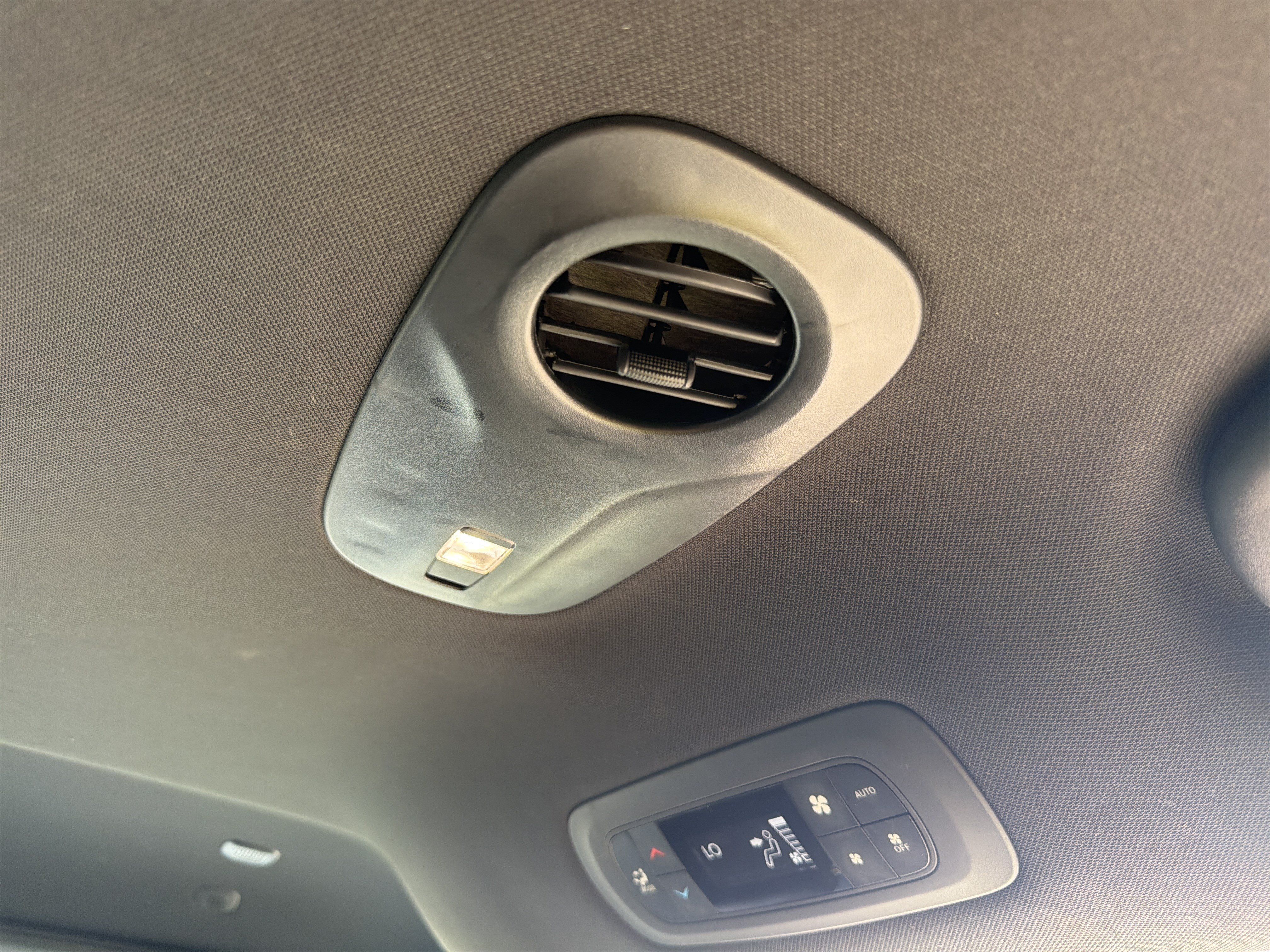 Used 2025 Chrysler Pacifica Select FWD image 11