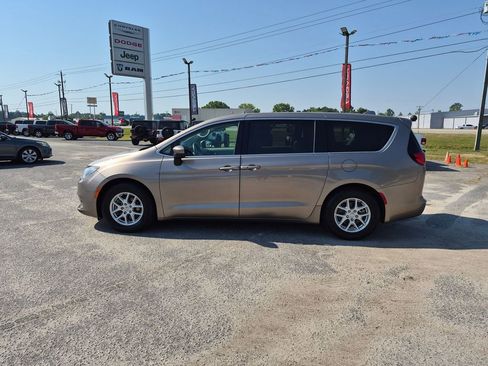 Used 2017 Chrysler Pacifica Touring FWD image 6