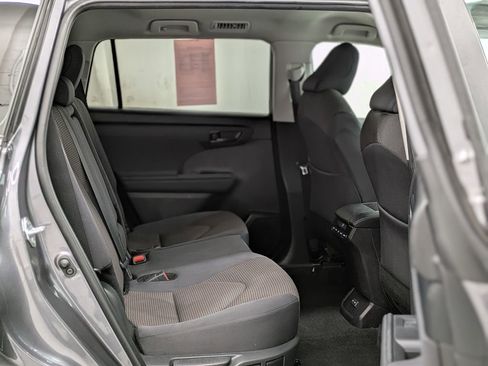 Used 2024 Toyota Highlander LE AWD/4WD image 23