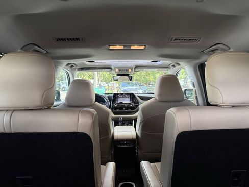 Used 2020 Toyota Highlander XLE FWD image 16