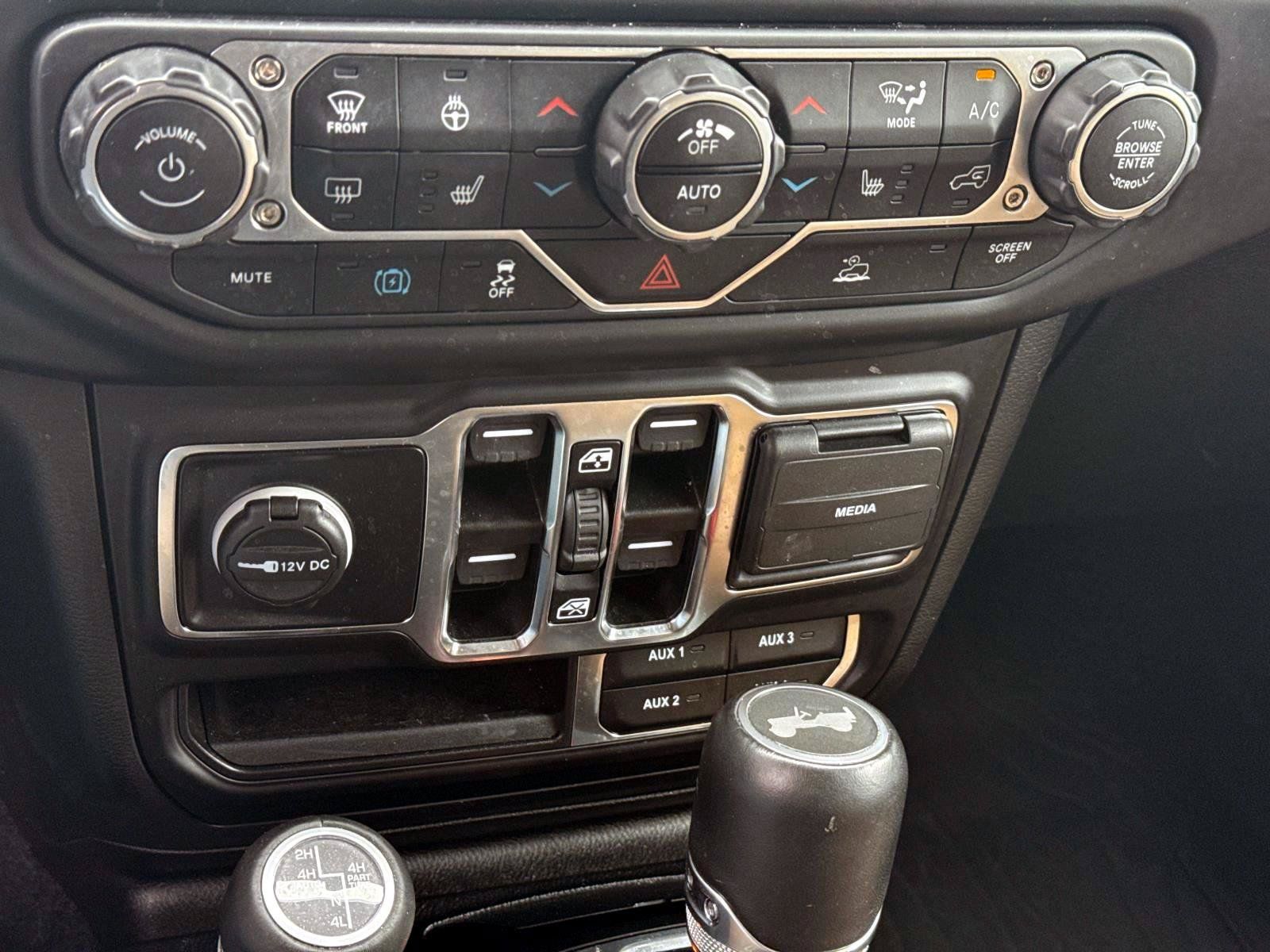 Used 2023 Jeep Wrangler Unlimited Sahara w/ Cold Weather Group AWD/4WD image 18