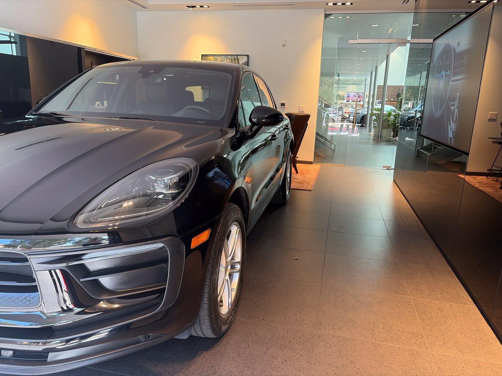 Used 2023 Porsche Macan AWD/4WD image 2