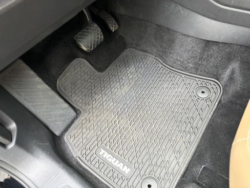 Used 2024 Volkswagen Tiguan SE w/ Panoramic Sunroof Package image 17