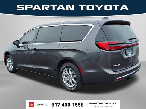 Used 2023 Chrysler Pacifica Touring-L FWD image 10