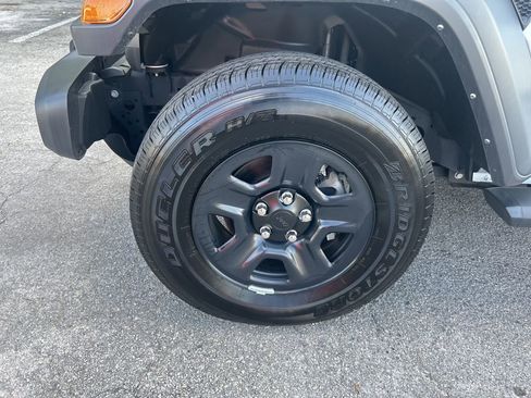 Certified 2024 Jeep Gladiator Sport image 17