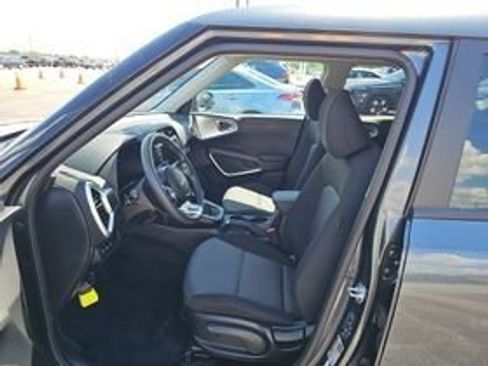Used 2025 Kia Soul LX w/ LX Technology Package FWD image 3