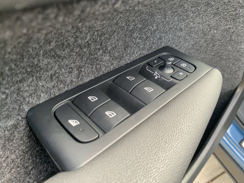 Used 2025 Volvo XC40 B5 Plus image 15