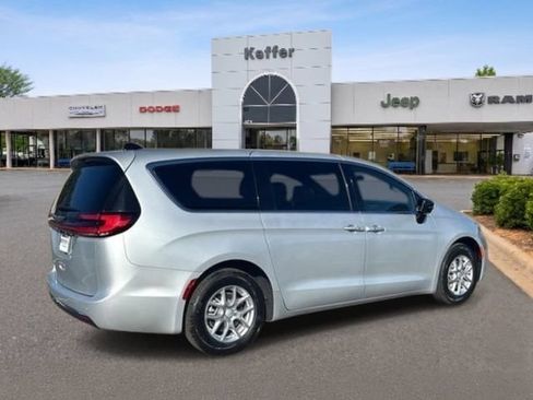 New 2026 Chrysler Pacifica Select FWD image 5
