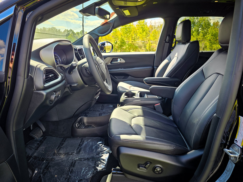 New 2027 Chrysler Pacifica Select FWD image 13