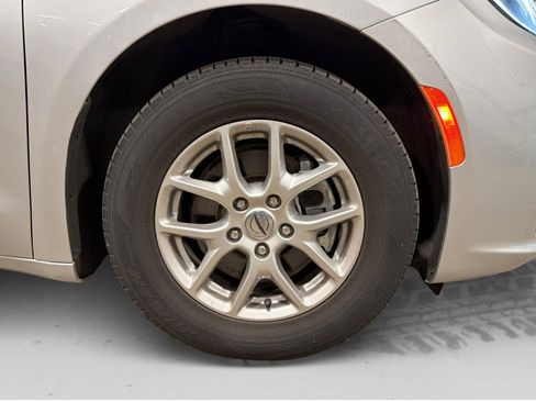 Used 2024 Chrysler Pacifica Touring-L FWD image 53