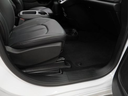 Certified 2025 Chrysler Pacifica Select AWD/4WD image 45