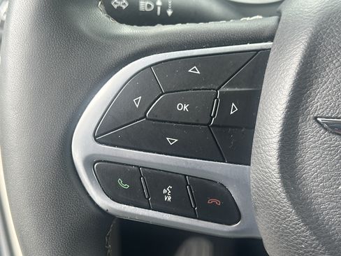 Used 2023 Chrysler Pacifica Touring-L FWD image 23