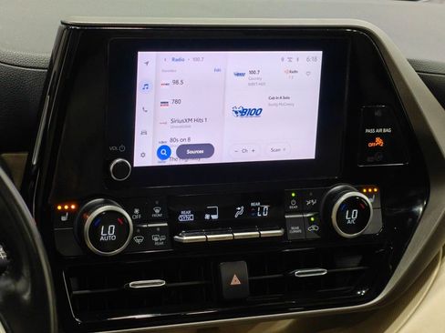 Used 2023 Toyota Highlander XLE AWD/4WD image 6