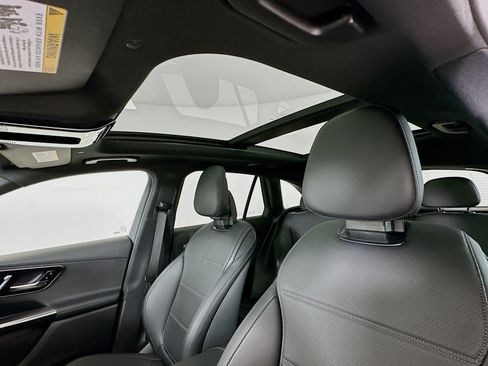 Used 2025 Mercedes-Benz GLC 300 image 23