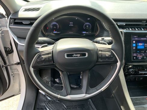 Certified 2023 Jeep Grand Cherokee Laredo w/ Luxury Tech Group I RWD image 19