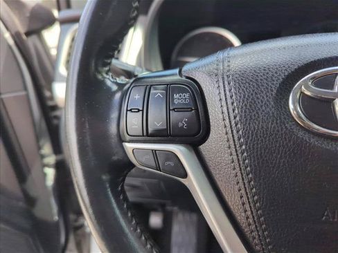 Used 2019 Toyota Highlander Limited FWD image 16