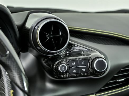 Used 2021 Ferrari F8 Tributo RWD image 32