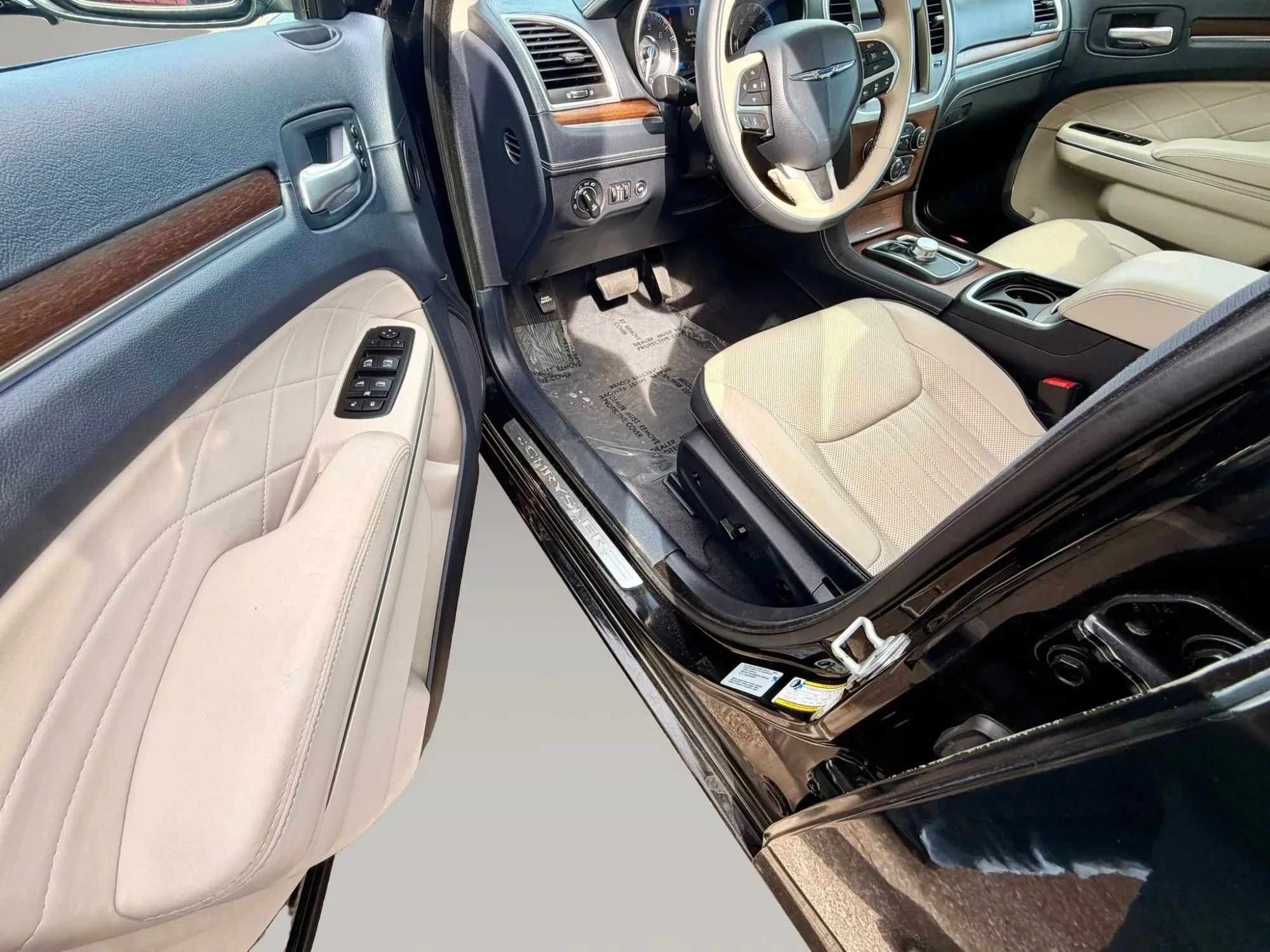 Used 2015 Chrysler 300 C Platinum w/ Harman/Kardon Audio Group AWD/4WD image 11
