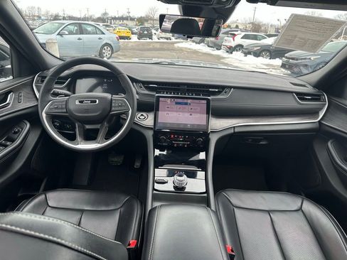 Used 2024 Jeep Grand Cherokee L Limited w/ Luxury Tech Group II image 17