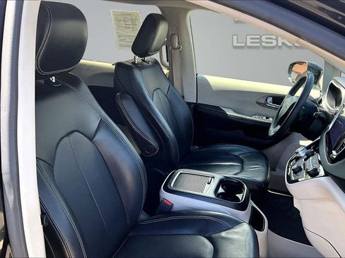 Used 2022 Chrysler Pacifica Touring-L FWD image 7