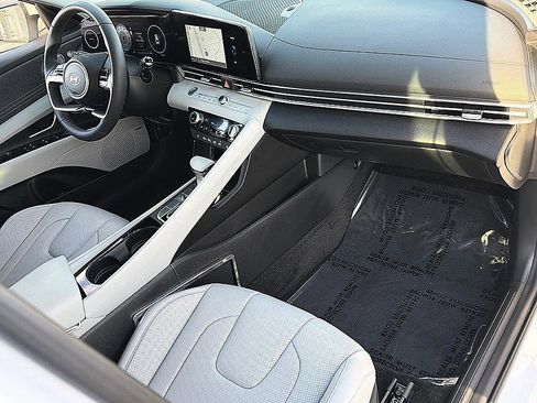 Certified 2025 Hyundai Elantra Limited image 19