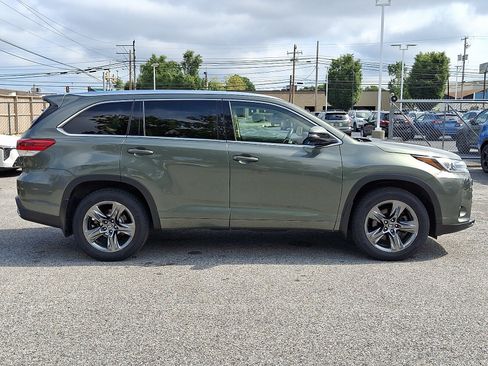 Used 2017 Toyota Highlander Limited Platinum AWD/4WD image 4