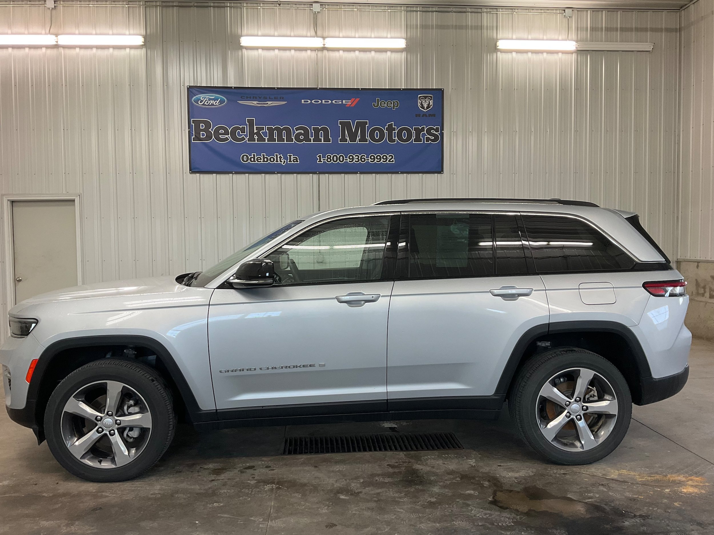 Used 2022 Jeep Grand Cherokee Limited AWD/4WD image 2